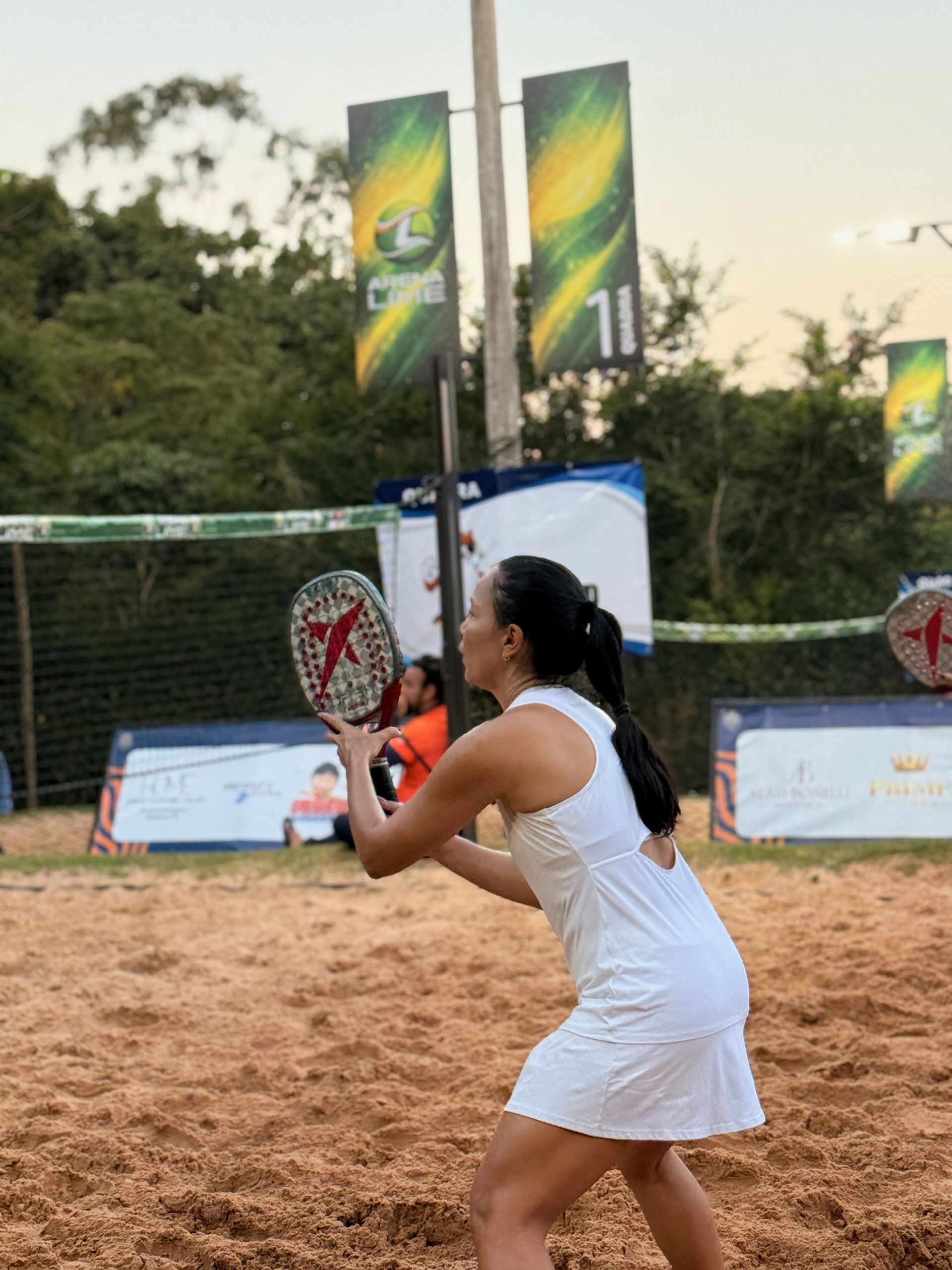Aula de beach tennis com acompanhamento profissional na Arena Lime